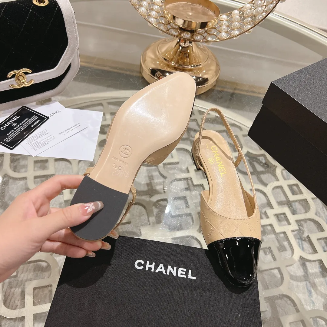 👟👟Ex-factory price 540👟👟 CHANEL Xiangjia 24vs spring and summer new fashion sandals series... Chanel is a very comprehensive noble fashion lifestyle brand. The same models are sold by major fashion bloggers and celebrities in Hong Kong, the United States, and other countries. They are simply beautiful. I fall in love with elegance and the playful sense of the future. I want to own them right away just by looking at them. But you can really think about a pair of exquisite high heels. This series is specially designed for extraordinary and indifferent ladies to create a unique overall effect. CHANEL designs products that inspire women to move forward and highlight their charm... 1️⃣Material: Original customized patent leather + imported sheepskin 2️⃣Inner lining: Original customized imported sheepskin 3️⃣Feet: Original customized imported sheepskin 4️⃣Outsole: Genuine leather sole imported from Italy 5️⃣Heel height: 2.5cm/6.5cm/9cm 6️⃣Number: 34-43 (34.40.41.42.43 customization is not returnable) 7️⃣Packaging: The latest and exquisite full set of packaging at the counter